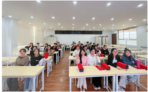 朋辈心理辅导员认真听课，积极互动