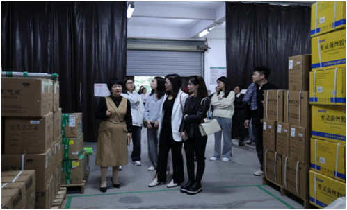 学院师生参观湖南竹海堂医疗科技集团的仓储车间