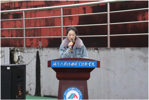 校青年讲师团成员商务英语2204班杨星月同学作《传时代之风 ，筑强国之梦》的国旗下讲话