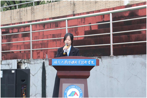 学院团学会干部商务英语2202班谢雨欣作《扬清廉之风 ，做清正学子 》国旗下讲话