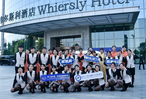 12 休闲服务与管理专业学生上岗前接受第二届中非经贸博览会接待人员培训